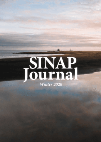 表紙 SINAP Journal Winter 2020 空が水面に反射している写真。海と湖に挟まれた細い地形の陸地。遠くに丸い建物が見える