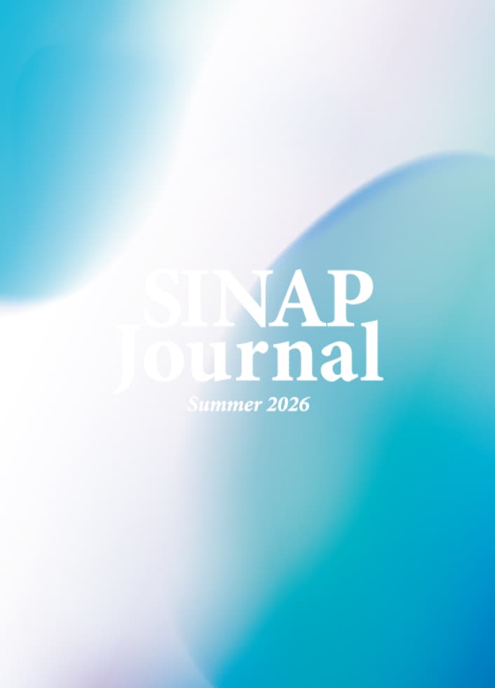 表紙 SINAP Journal Summer 2026 水色から白へのグラデーション背景に波のようなイラストが描かれたデザイン