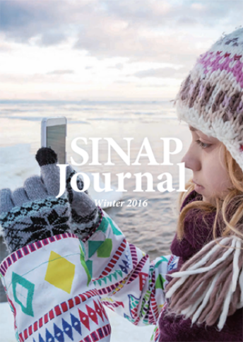 表紙 SINAP Journal 2016 手袋をした少女がスマートフォンを操作している