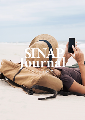 表紙 SINAP Journal Summer 2017 リュックを枕に砂浜に仰向けに寝そべった女性がスマートフォンを操作している
