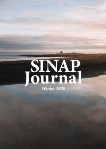 表紙 SINAP Journal Winter 2020 空が水面に反射している写真。海と湖に挟まれた細い地形の陸地。遠くに丸い建物が見える