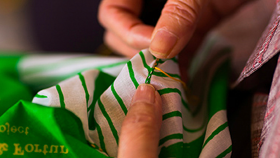 大槌復興 刺し子プロジェクト 刺繍している手元の写真